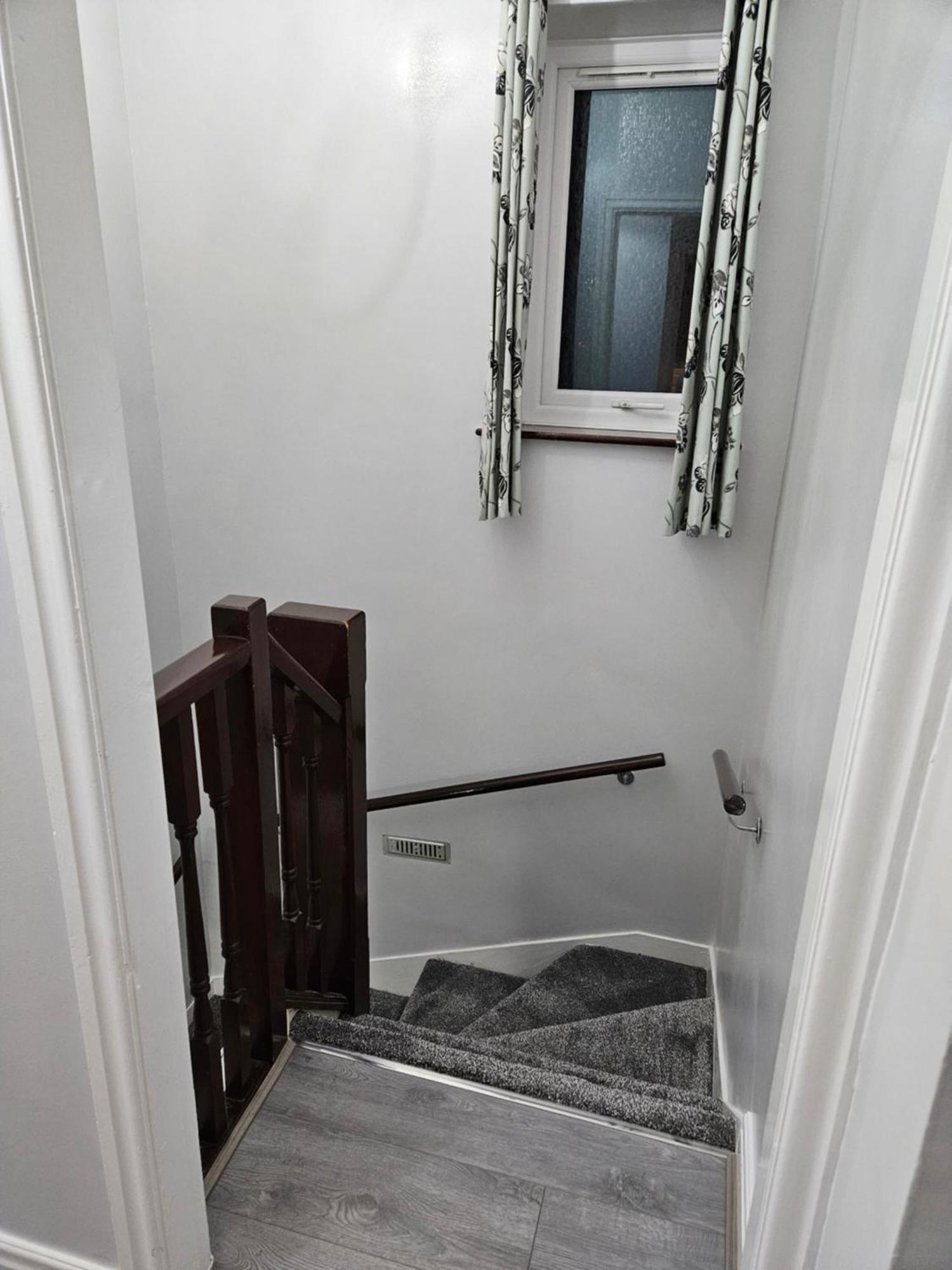 Lister Park Bradford 2Bed Detached Cottage House Parking Cinema Screen Games Room Екстериор снимка